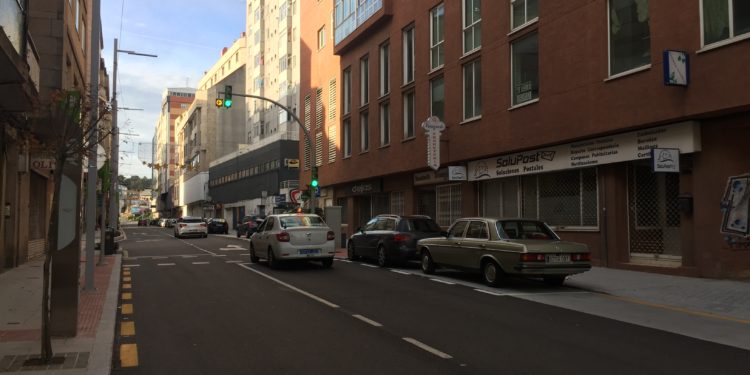 La Policía Local de Vigo salva la vida de un conductor que se estrelló contra una farola tras desvanecerse