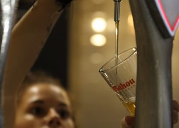 Mahou servirá cerveza y agua gratis a sus clientes hosteleros para reactivar el sector