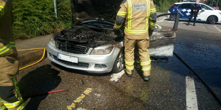 Arden dos vehículos en marcha en las calles de Vigo