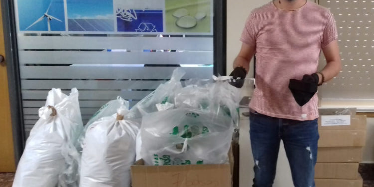Las peluquerías y centros de estética de Vigo reciben mascarillas lavables y pantallas de protección