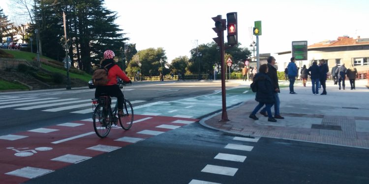 Vigo da un paso más en la integración del carril bici con la señalización de ocho cruces