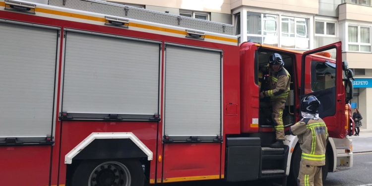 Cortan una calle en Vigo para liberar a un niño de 5 años que se quedó encerrado en una habitación