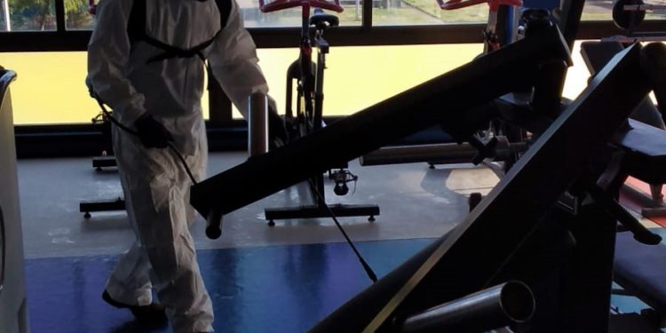 El Real Club Náutico desinfecta sus instalaciones en Vigo y Nigrán