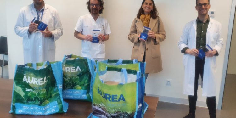 Una operadora gallega dona fundas aislantes para móviles a sanitarios de Vigo, Cangas y Moaña