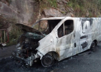 Cuatro vehículos afectados por un incendio en la calle Aragón