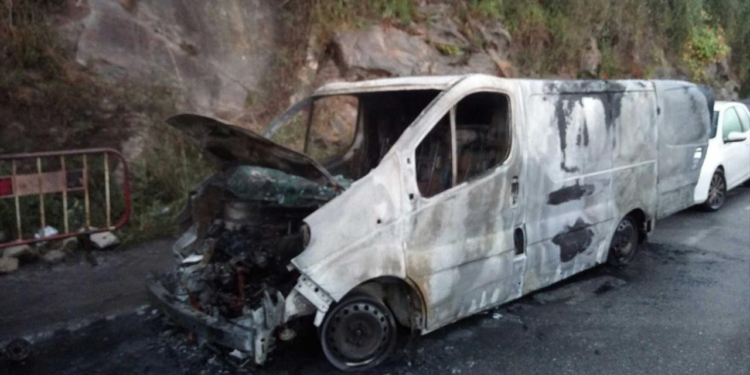 Cuatro vehículos afectados por un incendio en la calle Aragón