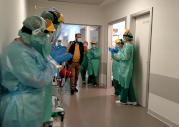 Así despidió el personal sanitario al ‘paciente 0’ de Vigo tras darle el alta