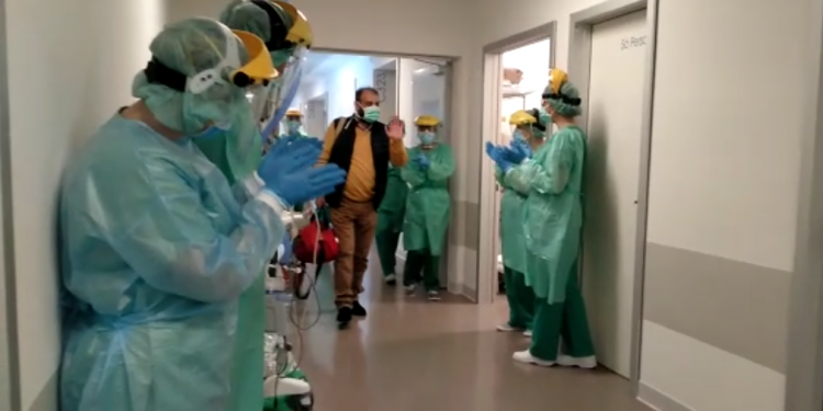 Así despidió el personal sanitario al ‘paciente 0’ de Vigo tras darle el alta