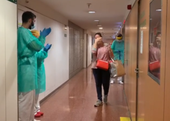 Emoción en Povisa al despedir a Beatriz, una enfermera del hospital que ha superado el Covid-19
