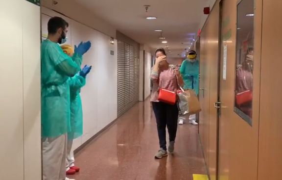 Emoción en Povisa al despedir a Beatriz, una enfermera del hospital que ha superado el Covid-19