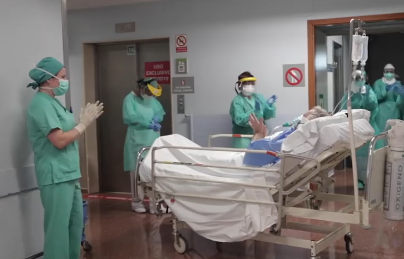 Aplausos en Povisa para los dos primeros pacientes de UCI con Covid-19, que pasan a planta