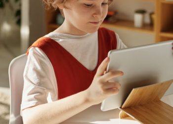 A Xunta reparte 1.790 equipos para que o alumnado da área de Vigo acceda á docencia virtual