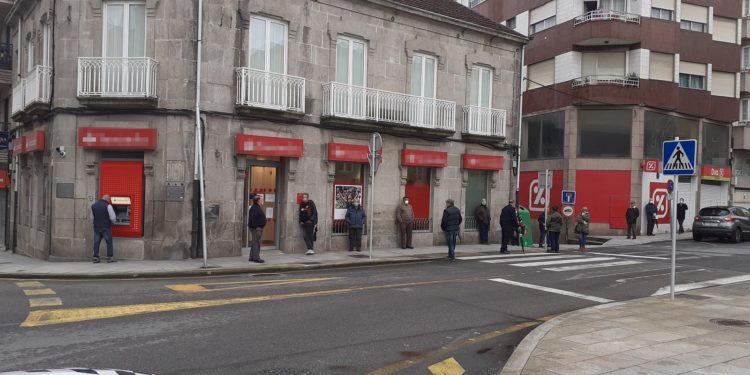 A Policía Local de Tui denuncia a unha entidade bancaria polas colas que se forman no exterior