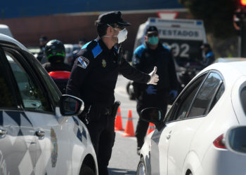 Un policía local de Vigo desenfunda su arma para detener a un conductor temerario tras una persecución