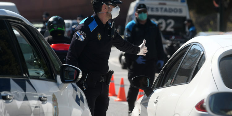 Un policía local de Vigo desenfunda su arma para detener a un conductor temerario tras una persecución
