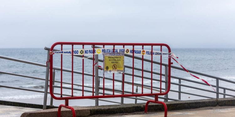 El Primero de Mayo más vacío de Vigo espera ya a la apertura y al sol