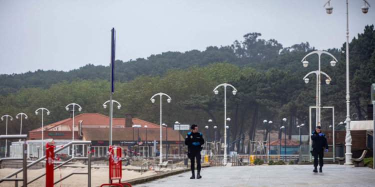 El Primero de Mayo más vacío de Vigo espera ya a la apertura y al sol