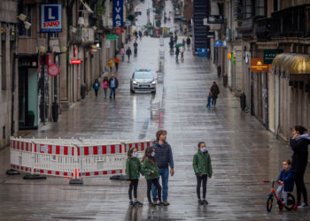 El Primero de Mayo más vacío de Vigo espera ya a la apertura y al sol