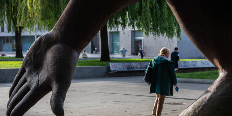 Vigo sale de casa en estampida y abarrota calles, parques y paseos