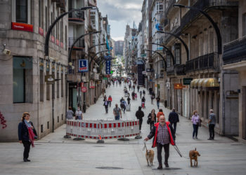 Los vigueses acuden a las terrazas y los comercios en el primer día en la Fase 1