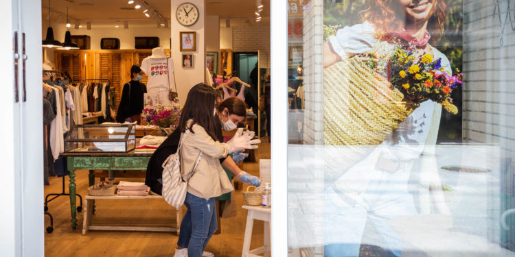 Los vigueses acuden a las terrazas y los comercios en el primer día en la Fase 1