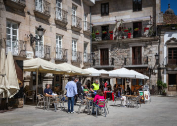 Los vigueses acuden a las terrazas y los comercios en el primer día en la Fase 1