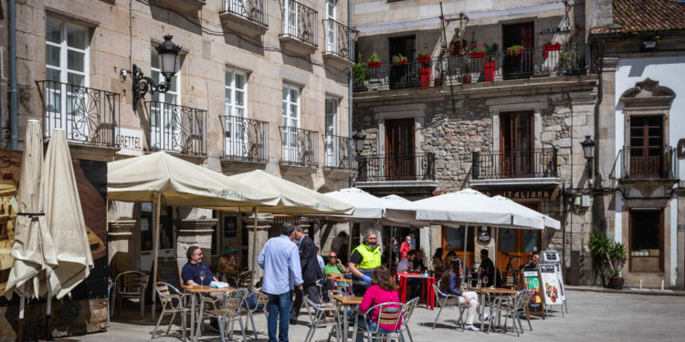 Los vigueses acuden a las terrazas y los comercios en el primer día en la Fase 1