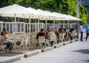 Los vigueses acuden a las terrazas y los comercios en el primer día en la Fase 1