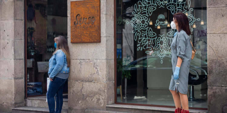 Los vigueses acuden a las terrazas y los comercios en el primer día en la Fase 1