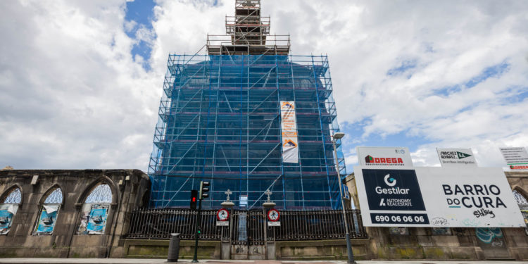 Una nueva cara para la fachada del asilo tras dos décadas de abandono en el Barrio do Cura de Vigo