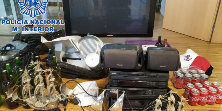 Localizan en Vigo a una mujer inconsciente y ensangrentada en su casa tras detener a su pareja por un robo