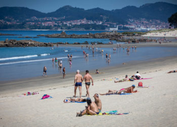 Vigo regresa a la arena nada más reabrirse las playas al baño