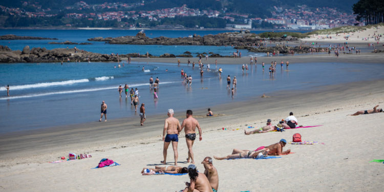 Vigo regresa a la arena nada más reabrirse las playas al baño