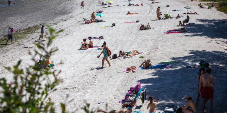 Vigo regresa a la arena nada más reabrirse las playas al baño