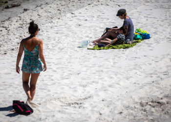 Vigo regresa a la arena nada más reabrirse las playas al baño