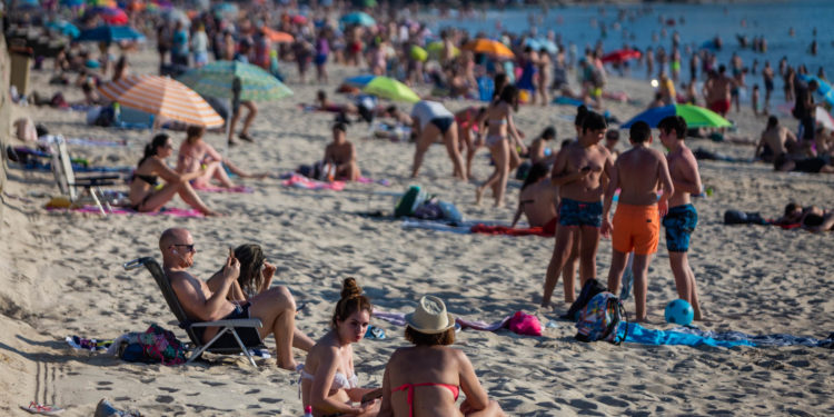 Vigo se lanza a las playas con temperaturas de más de 31º y espera otro día de calor