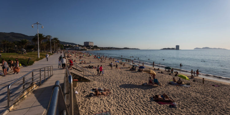 Vigo se lanza a las playas con temperaturas de más de 31º y espera otro día de calor