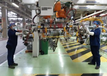 PSA Vigo volvió a la actividad con 400 empleados y la vista puesta en el miércoles