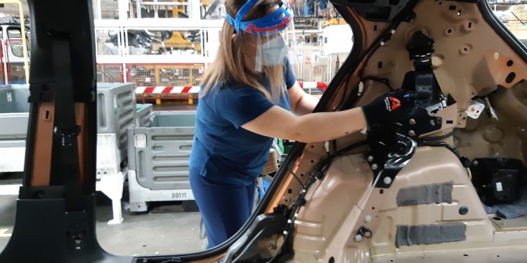 Francia pide a PSA que relocalice parte de su producción si quiere más ayudas del Estado