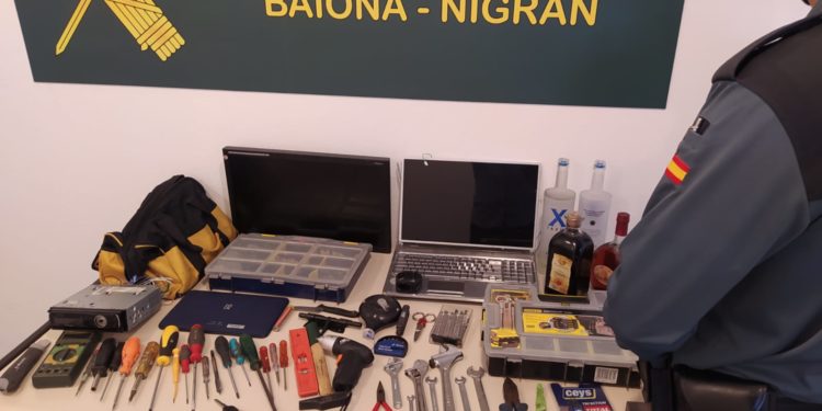 Detenido en Baiona por 16 robos en viviendas, coches, una discoteca, un restaurante y un hotel