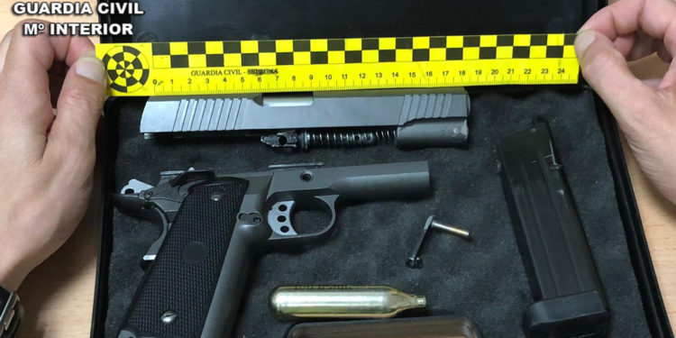 La Guardia Civil interviene una réplica de una pistola de fuego real a un vecino de Vigo