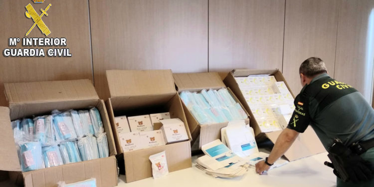 Interceptadas 1.000 mascarillas sin homologar que un vecino de Bueu pretendía vender en Meis
