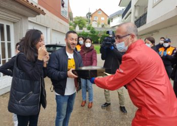 Laura y Pablo celebran en Panxón la boda más simbólica de la cuarentena, con sorpresa y tarta