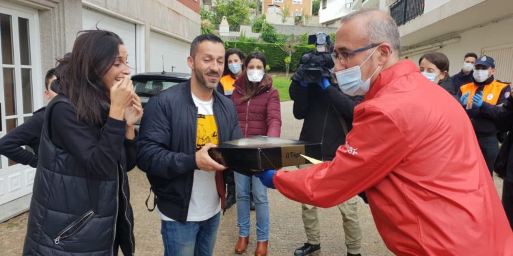 Laura y Pablo celebran en Panxón la boda más simbólica de la cuarentena, con sorpresa y tarta
