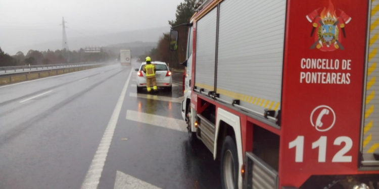 Unha persoa ferida tras ser atropelada e quedar atrapada baixo un turismo en Ponteareas
