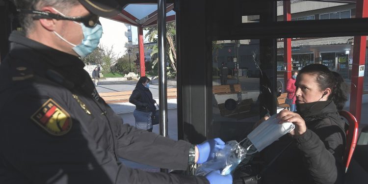 Concello e Deputación repartirán 53.600 máscaras na cidade de Vigo e en nove municipios da comarca