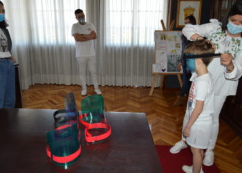 Mos repartirá pantallas de protección infantil gratuítas mentres non se atopan ás máscaras extraviadas