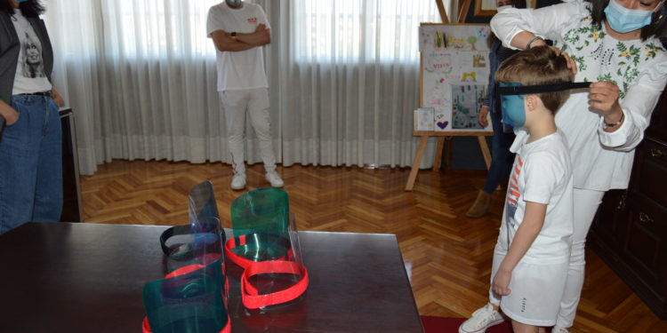 Mos repartirá pantallas de protección infantil gratuítas mentres non se atopan ás máscaras extraviadas