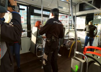 Comienza el reparto de mascarillas en el transporte público de Vigo para garantizar su uso