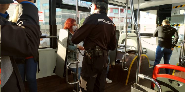Comienza el reparto de mascarillas en el transporte público de Vigo para garantizar su uso